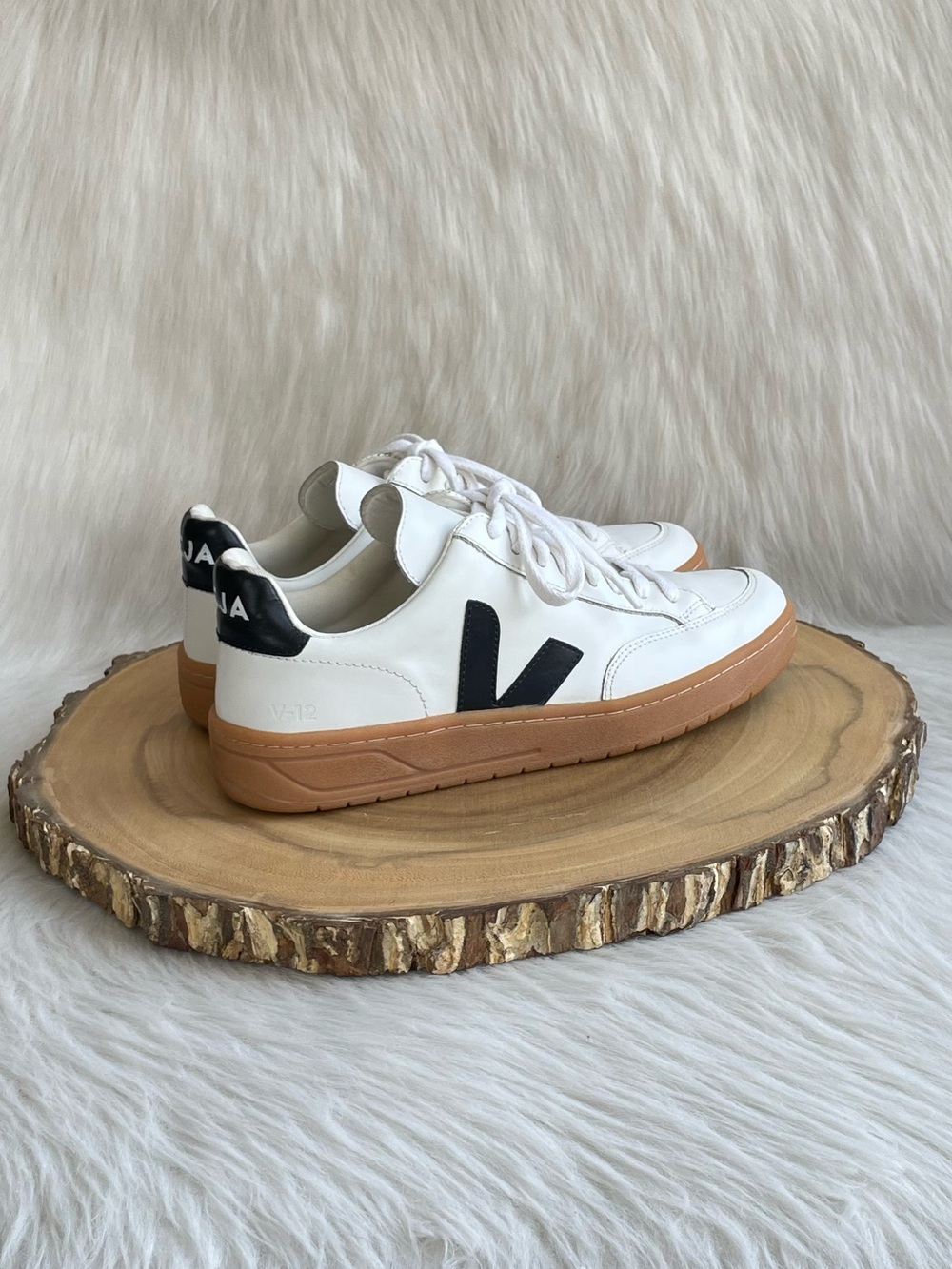 LIKE NEW Veja V-12 white leather sneakers - Picture 8 of 15